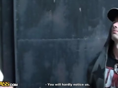 Anal, Brunette brune, Argent, De plein air, Public, Se déshabiller, Tatouage, Plan cul à trois