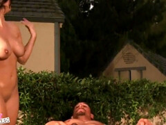 Bikini, Mamada, Semen en la boca, Masturbación, Al aire libre, Piscina, Tetas, Mojado