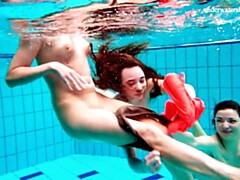 お尻, 茶髪の, 彼女, プール, ロシア人, ティーン, 三人, 水中