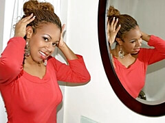 Enthousiasteling, Grote mammen, Bruinharig, Zwart, Vingeren, Masturbatie, Natuurlijke tieten, Alleen