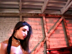 Garce, Brunette brune, Gode, Embrassement, Piercing, Rugueux, Fessée, Vibromasseur