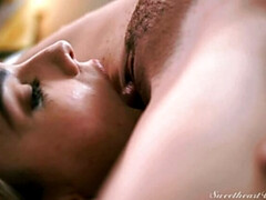 Grote mammen, Blond, Spijkerbroeken, Zoenen, Likken, Natuurlijke tieten, Orgasme, Kut duiken