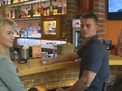 Leie, Blondine, Blasen, Flotter vierer, Handjob, Im freien, Pov, Öffentlich