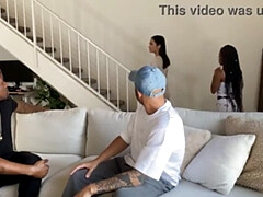 Grosser schwanz, Bisexuell, Schwarz, Braunhaarige, Flotter vierer, Handjob, Lecken, Tätowierung