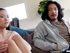 Cul, Grosse bite, Sucer une bite, Brunette brune, En levrette, Seins naturels, Maigrichonne, Adolescente