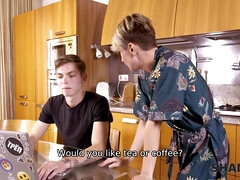 Hd, Cocina, Maduro, Madres para coger, Desnudo, Ruso, Cabello corto, Medias largas