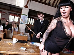 Gros cul, Grosse bite, Gros seins, Sucer une bite, Brunette brune, En levrette, Professeur, Nénés