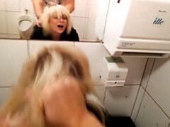 Gros cul, Gros seins, Blonde, Sucer une bite, En levrette, Pov, Adolescente, Toilettes