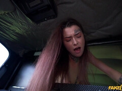 Braunhaarige, Auto, Kleid, Natürlichen titten, Piercing, Dürr, Tätowierung, Tanga