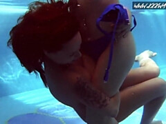18 jahre, Arsch, Grosser arsch, Hd, Lesbisch, Pool, Öffentlich, Unter wasser