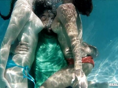 Tussi, Blasen, Kehlenfick, Fingern, Orgie, Im freien, Pool, Muschi