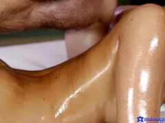 Grosse titten, Braunhaarige, Hundestellung, Handjob, Massage, Öl, Tätowierung, Nass