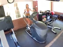 Sucer une bite, Brunette brune, Gym, Pov, Rasée, Adolescente, Nénés