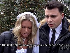 Un collecteur de dettes baise la mariée en robe blanche et bas